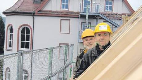 Im Neubau ist alles unter Dach und Fach. Bauleiter Walter Torresien und Einrichtungsleiter Konrad Merkl sind mit dem Baufortschritt am Haus St. Elisabeth sehr zufrieden. 