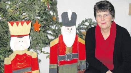 Cäcilie Salger kümmert sich um die Weihnachtsdekoration der Dirlewanger Grundschule. 