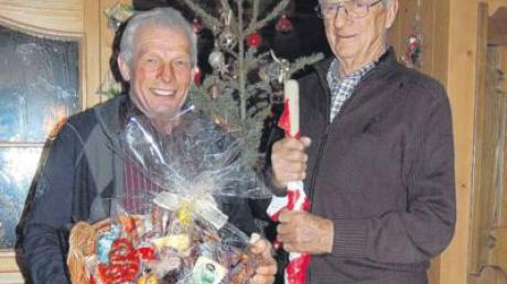Firmengründer Alois Schuster (rechts) gratulierte seinem ältesten Mitarbeiter Georg Schneider zur 50-jährigen Betriebszugehörigkeit und überreichte als Dank einige Geschenke. 