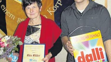 TSV-Spielführer Ulrich Lacher bedankt sich bei Rita Müller für 40 Jahre Trikotwaschdienst.