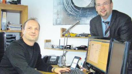 Dirk Schröder (links), Geschäftsführer der Firma Gastro Aktions Markt in Irsingen-Unterfeld, und Bürgermeister Sebastian Seemüller freuen sich über die neue, schnelle Internetverbindung.  