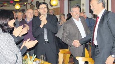Mit 100 Prozent der Stimmen ist Hans-Joachim Weirather (rechts) von den Freien Wählern im Landkreis zu ihrem Landratskandidaten erkoren worden.