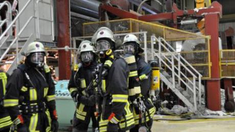 Eine Papiermaschine hat heute Nacht in Ettringen gebrannt. Es waren rund 100 Feuerwehrleute im Einsatz.
