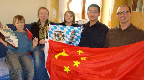 Der 16-jährige Jintao He aus China (2. von rechts) lebt zurzeit in Siebnach bei (von links) Adrian, Margot, Manuel und Andreas Hanser. 