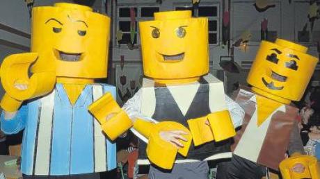 Beim Ball der Vereine in Wiedergeltingen waren auch diese überdimensionalen Legomännchen zu Gast. 