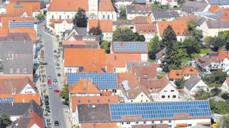 Auf den Türkheimer Dächern gibt es schon viele Photovoltaikanlagen. Jetzt kommt eine weitere große dazu: auf den Gebäuden der Kläranlage.  