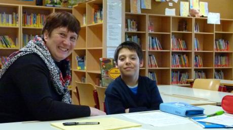 Lesepatin Angela Lukas lernt mit dem achtjährigen Nik aus Griechenland Deutsch. 