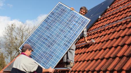 Türkheimer Bürger wollen eine Genossenschaft gründen und mit Photovoltaikanlagen auf Dächern gemeinsam Geld verdienen. 