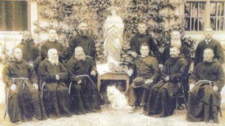 Dieses Bild der Türkheimer Kapuziner ist vor rund 100 Jahren aufgenommen worden. Mit auf dem Foto ist auch Matthias Maier, der von 1909 bis 1917 Ortspfarrer von Türkheim war (sitzend rechts neben dem Tisch). 