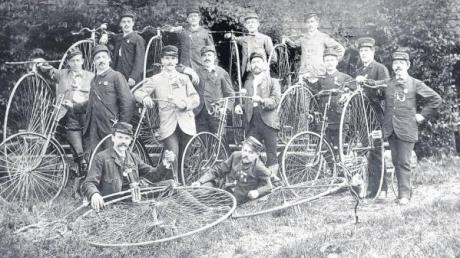 1904 entstand dieses Bild bei der Fahrradfabrik Faist in Krumbach. Die Hochräder haben so gar nichts mit den Rennmaschinen von heute gemein, doch wurden auch schon die kleineren Drahtesel hergestellt, für die dann 1907 „„Oberpolizeiliche Vorschriften über den Radfahrverkehr“ erlassen wurden. 