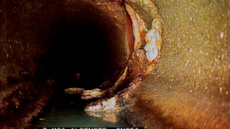 Mit Robotern hat ein Ingenieurbüro den Türkheimer Kanal untersucht. Dieses Foto aus der Alpenstraße zeigt: Die Rohre zeigen schon Betonkorrosion und Risse; wie dieser sind viele Stutzen nicht sachgemäß an das Kanalrohr angeschlossen worden.