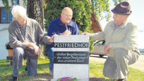 An der Straße nach Weicht war der Pestfriedhof von Wiedergeltingen. Grundstücksbesitzer Josef Lutzenberger, Steinmetz Thomas Pius Schröder und Altbürgermeister Hermann Singer (von links) freuen sich über den neuen Gedenkstein.  