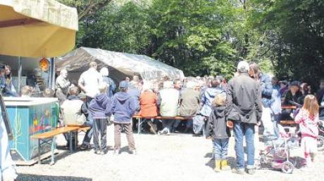 Viele Besucher kamen um die reichhaltige Fischerküche im idyllischen Pfaffenhausener Moos zu genießen. 
