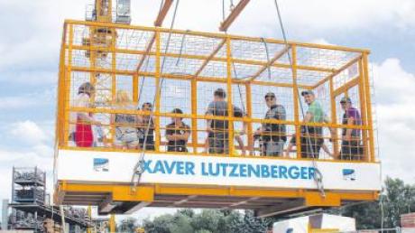 Die Bauunternehmung Xaver Lutzenberger bot zum Tag der Ausbildung auf dem Bauhofgelände Kranfahrten im Aussichtskorb an.  