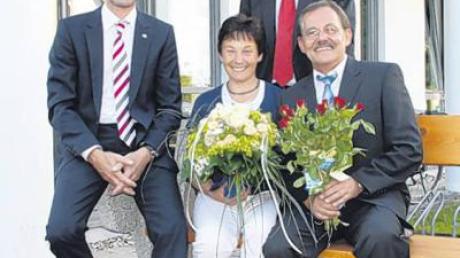 Walter Eberhard und Hermann Kerler verabschiedeten sich mit einer Raiffeisen-Bank von Albert Wille. Für Maria Wille gab es Blumen. 