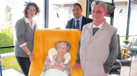 Zu ihrem 101. Geburtstag nahm Viktoria Paulata die Glückwünsche von Heim- und Pflegedienstleiterin Ruth Haug, von Bürgermeister Klaus Holetschek und ihrem Sohn Gerhard Zwack entgegen. 