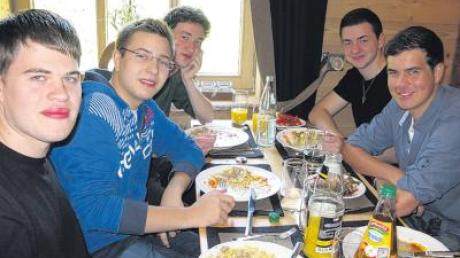 Eine fröhliche Männerrunde beim Mittagstisch: von links Gilbert Millich, Peter Kisgyörgy, Moritz Beck, Sebastian Weiß und Andreas Jodl.  