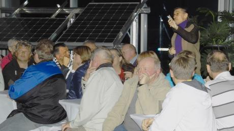 Intensiv diskutierten die Irsinger Bürger über den geplanten Solarpark an der Autobahn. Es gab unterschiedliche Meinungen. Der frühere Irsinger Bürgermeister Albert Prestele (rechts, stehend) sprach sich für das Projekt aus, Markrat Josef Santjohanser (zweiter von links, in der weißen Jacke) war genau der anderen Ansicht.
