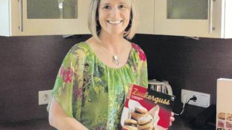 Margit Krieger aus Wideregg freut sich über die neueste „Zuckerguss“-Ausgabe, in der ihr Rezept steht. 