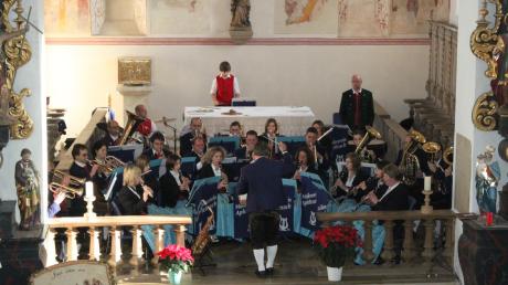 In der historischen St.-Leonhard-Kirche gaben die Apfeltracher Musiker ihr Jahreskonzert. Sie nahmen ihr Publikum mit auf eine musikalische Reise in die verschiedenen Winkel der Welt. 