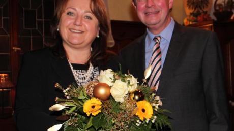 Mit Blumen bedankte sich Bürgermeister Josef Steidele bei seiner Stellvertreterin Birgit Steudter-Adl Amini.  