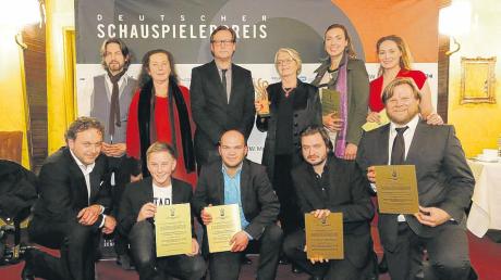 Mit dem Ensemble der Krimireihe „Polizeiruf 110: Schuld“ ist Sarah-Lavinia Schmidbauer (hinten rechts) mit dem Deutschen Schauspielerpreis ausgezeichnet worden 