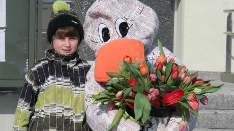 Valentin Haab und Paula Print verteilten am 14. Februar Blumen an die Unterallgäuer.