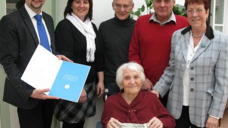 Zahlreiche Gratulanten kamen zum 100. Geburtstag von Anna Bonk, von links: Bürgermeister Sebastian Seemüller, Nicole Dübbel, Manfred und Ewald Bonk (Söhne der Jubilarin) und die stellvertretende Landrätin Heidi Zacher. 