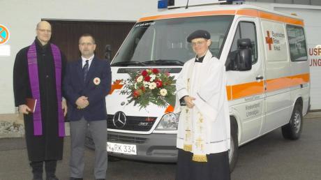 Gemeinsam gaben Pfarrer Claus Förster (links) und Bernhard Hesse dem neuen Fahrzeug und seinen künftigen Besatzungen ihren ökumenischen Segen (auf dem Bild in der Mitte Bereitschaftsleiter Markus Fischer). 