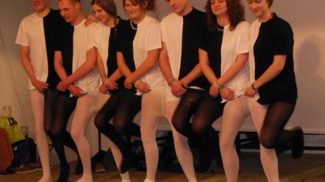 Welches Bein gehört zu wem? Dass Musiker auch sportlich sind, bewiesen die Stettener beim „Schwarz-Weiß-Tanz“ in Strumpfhosen. 