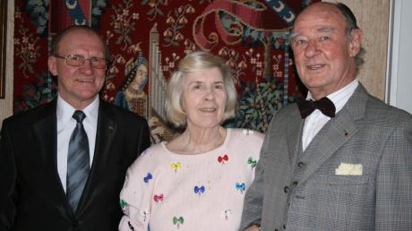 Zweiter Bürgermeister Walter Fritsch (links) überbrachte Alfons und Irene Gehrke die Glückwünsche der Gemeinde und des Landkreises.  