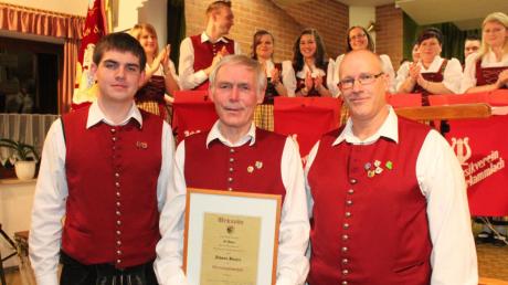 Seit 60 Jahren ist Johann Boxler bei der Musikkapelle Unterkammlach. Die Vorsitzenden Roland Albrecht (links) und Karl Fesenmeier ernannten ihn deshalb zum Ehrenmitglied. 
