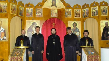 Priester Alexej Lemmer (Mitte) freute sich sehr, dass er den St. Daniels Chor aus Moskau in Ettringen begrüßen konnte. Die Chormitglieder lobten die gerade fertiggestellte Ikonenwand.  