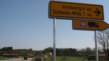 Die Umgehungsstraße ist ab sofort am Ludwigsberg für den Schwerlastverkehr gesperrt. Eine Durchstichröhre unterhalb der Römerschanze verformt sich. Die Umleitung des Schwerlastverkehrs erfolgt über die Tussenhauser- und Augsburger Straße (im Bild rechts). 