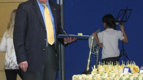 Auch Kultusminister Ludwig Spaenle stand staunend vor dem beeindruckenden Buffet, das die Schüler für den Festtag vorbereitet hatten.