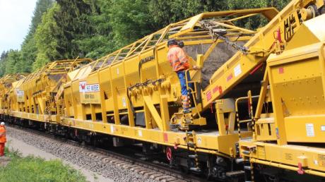 Wie ein Riesenwurm kriecht der 800 Meter lange und 560 Tonnen schwere Gleisbauzug durch die Landschaft. Stück für Stück bereitet er zwischen Türkheim und Mindelheim neuen Gleisen ein sicheres Bett. 