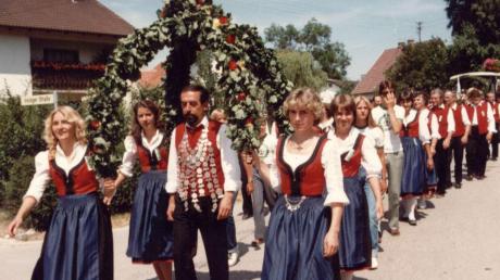 Die Schützen zogen 1983 in einem langen Zug durch Wiedergeltingen. Zum 100-jährigen Bestehen des Vereins gab es ein großes Fest, zu dem auch das Gauschießen gehörte.  
