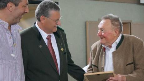 Hubert Ritter (rechts) ist nun Ehrenmitglied des Vereins. Die Urkunde überreichten ihm Schützenmeister Joachim Ott und Gauschützenmeister Michael Schmid (von links). 
