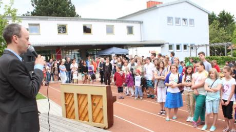 Rektor Bernhard Negele (Bild unten) begrüßte die Schüler und Gäste zum diesjährigen Schulfest, bei dem dann an vielen Stationen die Post abging.  
