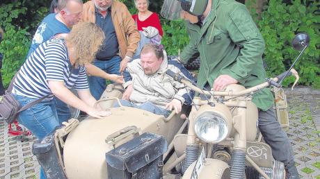 Eine Fahrt im alten Motorrad-Beiwagen war für diesen Rollstuhlfahrer vom DRW Pfaffenhausen ein großes Erlebnis.