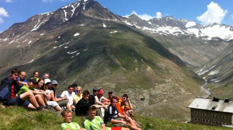 Belohnung verdient: Die Türkheimer Gymnasiasten entspannen auf ihrem Weg über die Alpen vor beeindruckender Kulisse.  
