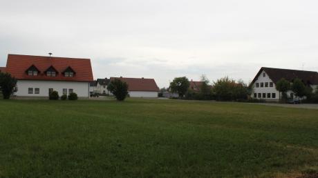Nördlich des Feuerwehrhauses (links) soll ein neuer Dorfplatz mit Rathaus und Haus der Begegnung entstehen. Nebenan befinden sich Grundschule (rechts) und Kindergarten.