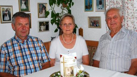 Zur goldenen Hochzeit von Luise und Matthäus Wilhelm in Unterrieden kam auch Bürgermeister Georg Leinsle (links) zum Gratulieren. Er überbrachte die Glückwünsche der Dorfgemeinschaft und dankte dem Jubelpaar für dessen große Lebensleistung. 
