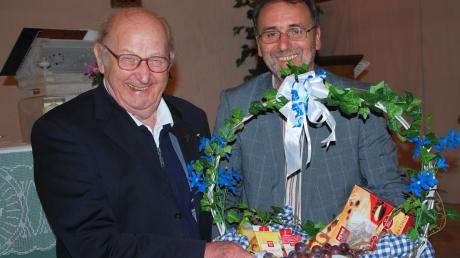 Pater Josef Jochem freute sich sehr über den Geschenkkorb, den ihm Konrad Merkl, Regionalleiter Unterallgäu des Dominikus-Ringeisen-Werks, zum 85. Geburtstag überreichte. 
