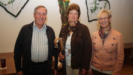 Georg Wissmiller und Maria Binzer (von links) wurden bei der Bürgerversammlung in Unteregg für 50-maliges Blutspenden geehrt. Bürgermeisterin Marlene Preißinger gratulierte.