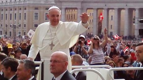 Die Mindelheimer saßen ganz vorne, als der Papst über den Petersplatz fuhr.