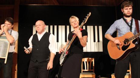 Bernhard Gruber (von links), Jürgen Kirner, Bianca Bachmann und Berni Filser harmonisierten großartig, die Balance zwischen Kabarett und Musik stimmte auch im Braustadl in Rammingen.  
