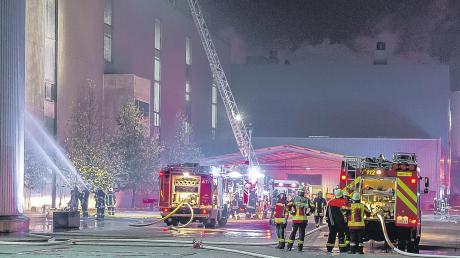 Mehrere Feuerwehren bekämpften den simulierten Brand in der Papierfabrik von UPM in Ettringen. Bei der zweistündigen Übung wurde auch ein Strahlungsaustritt angenommen. 