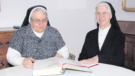 Auch im Evangelium finden Schwester Reinhilde (links) und Schwester Esther manche Stelle, die Gewitztheit beweist.