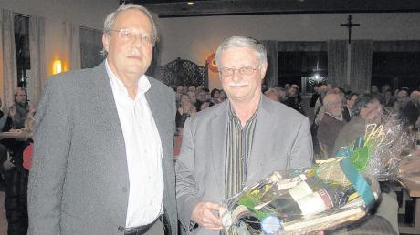 Kurt Striebel (links) dankte Anton Schwele für sein langjähriges Engagement und überreichte ihm einen Geschenkkorb. 